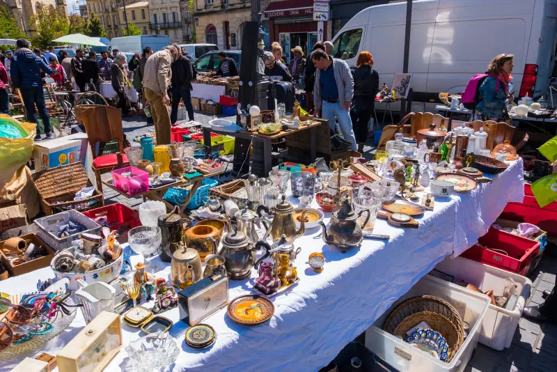 Lire la suite à propos de l’article Le marché aux puces, un lieu essentiel pour vendeurs et consommateurs